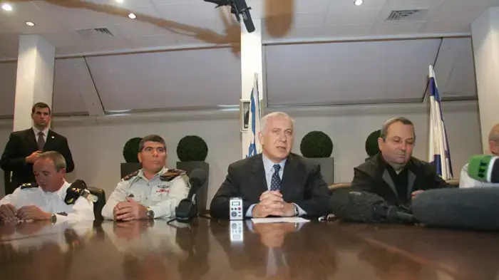 מימין אהוד ברק בנימין נתניהו גבי אשכנזי ואלים מרום צ'ייני בסקירה בנושא ספינת הנשק נובמבר 2009 מימין אהוד ברק בנימין נתניהו גבי אשכנזי ואלים מרום צ'ייני בסקירה בנושא ספינת הנשק נובמבר 2009