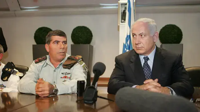 בנימין נתניהו וגבי אשכנזי בסקירה בנושא ספינת הנשק נובמבר 2009 בנימין נתניהו וגבי אשכנזי בסקירה בנושא ספינת הנשק נובמבר 2009