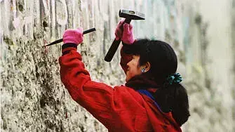 חומת ברלין, אישה יפנית לוקחת מזכרת 1990 חומת ברלין, אישה יפנית לוקחת מזכרת 1990