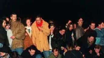 גרמנים מטפסים על החומה, 11.11.1989 גרמנים מטפסים על החומה, 11.11.1989