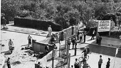 מערב ברלינאים צופים במז' בגרמנים בונים את החומה 8/1961 מערב ברלינאים צופים במז' בגרמנים בונים את החומה 8/1961