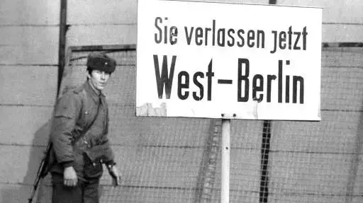 חייל מזרחי גרמני מסתכל על שיפוץ החומה 8.2.1978 חייל מזרחי גרמני מסתכל על שיפוץ החומה 8.2.1978