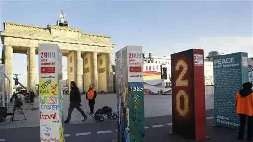 אבני דומינו לציון 20 שנה לנפילת חומת ברלין אבני דומינו לציון 20 שנה לנפילת חומת ברלין
