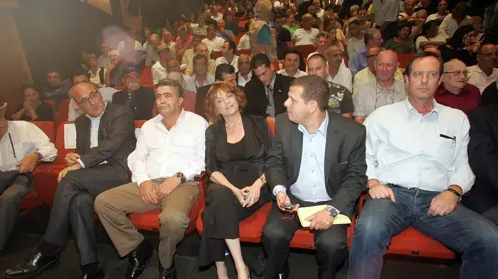 חברי מפלגת העבודה חברי הכנסת עמיר פרץ, איתן כבל, יולי  תמיר ואופיר פינס מקיימים לראשונה כנס ציבורי של "הבמה הדמוקרטית" בבית ציוני אמריקה נובמבר 2009