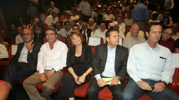 חברי מפלגת העבודה חברי הכנסת עמיר פרץ, איתן כבל, יולי תמיר ואופיר פינס מקיימים לראשונה כנס ציבורי של "הבמה הדמוקרטית" בבית ציוני אמריקה נובמבר 2009 חברי מפלגת העבודה חברי הכנסת עמיר פרץ, איתן כבל, יולי תמיר ואופיר פינס מקיימים לראשונה כנס ציבורי של "הבמה הדמוקרטית" בבית ציוני אמריקה נובמבר 2009