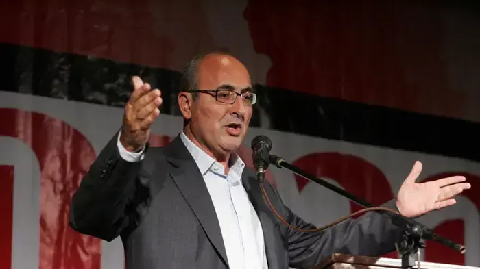 חברי מפלגת העבודה חברי הכנסת עמיר פרץ, איתן כבל, יולי  תמיר ואופיר פינס מקיימים לראשונה כנס ציבורי של "הבמה הדמוקרטית" בבית ציוני אמריקה נובמבר 2009  