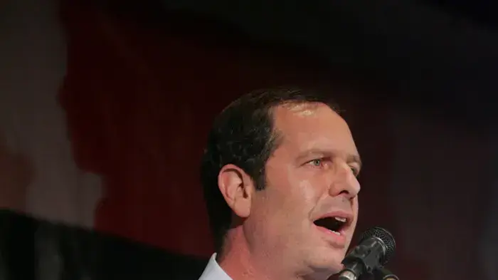חברי מפלגת העבודה חברי הכנסת עמיר פרץ, איתן כבל, יולי תמיר ואופיר פינס מקיימים לראשונה כנס ציבורי של "הבמה הדמוקרטית" בבית ציוני אמריקה נובמבר 2009 חברי מפלגת העבודה חברי הכנסת עמיר פרץ, איתן כבל, יולי תמיר ואופיר פינס מקיימים לראשונה כנס ציבורי של "הבמה הדמוקרטית" בבית ציוני אמריקה נובמבר 2009