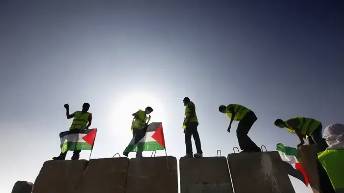 הפלסטינים מוחים נגד גדר ההפרדה הפלסטינים מוחים נגד גדר ההפרדה