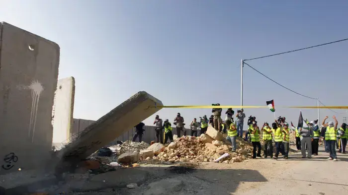 הפלסטינים מוחים נגד גדר ההפרדה הפלסטינים מוחים נגד גדר ההפרדה