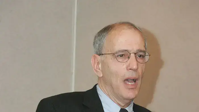 משה לדור נואם במכון ההשתלמות של לשכת עורכי הדין במלון הולידי אין קראון פלאזה, תל אביב, נובמבר 2009
