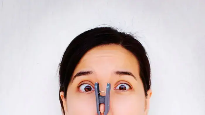 אישה מחזיקה חיתול אישה מחזיקה חיתול