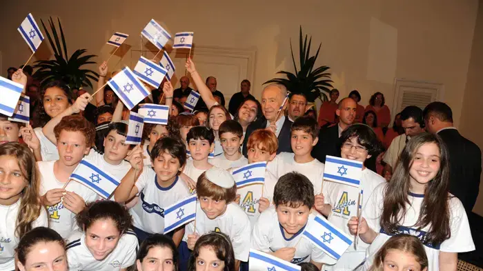 שמעון פרס עם הקהילה היהודית בריו דה ז'נירו בברזיל            