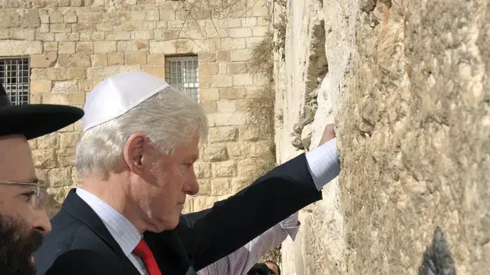 נשיא ארצות הברית לשעבר ביל קלינטון בביקור בכותל המערבי נשיא ארצות הברית לשעבר ביל קלינטון בביקור בכותל המערבי