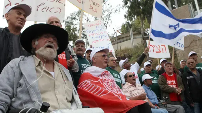 נכי צה"ל הפגינו מול בית שר הביטחון נכי צה"ל הפגינו מול בית שר הביטחון