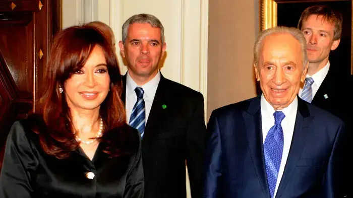 הנשיא שמעון פרס עם כריסטינה דה קרישנר בבואנוס איירס, ארגנטינה, נובמבר 2009 הנשיא שמעון פרס עם כריסטינה דה קרישנר בבואנוס איירס, ארגנטינה, נובמבר 2009
