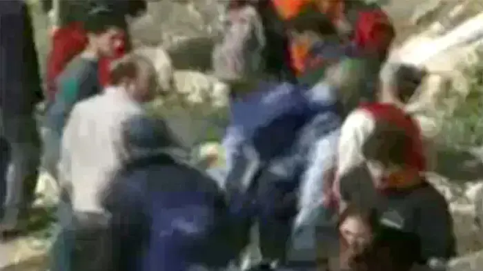 שוטר נוגח במפגין מתנחל
