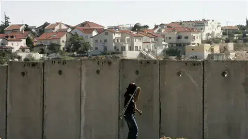 הפגנה של פלסטינים מול גדר ההפרדה בניעלין
