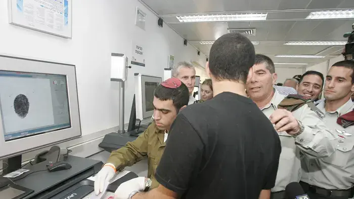 גבי אשכנזי ומתגייסים בגיוס  נובמבר 2009