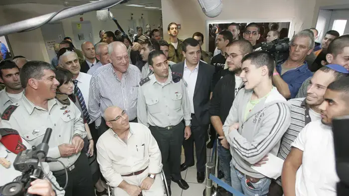 גבי אשכנזי רוני בר און עם מתגייסים גיוס נובמבר 2009