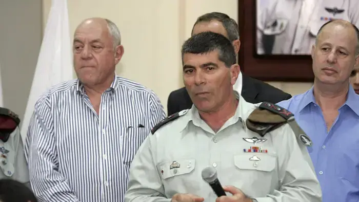 מימין רוני בר און גבי אשכנזי צחי הנגבי בגיוס נובמבר 2009