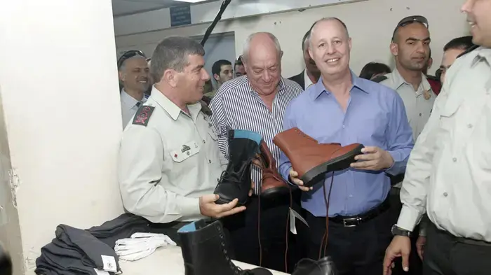 מימין צחי הנגבי גבי אשכנזי רוני בן און בגיוס נובמבר 2009