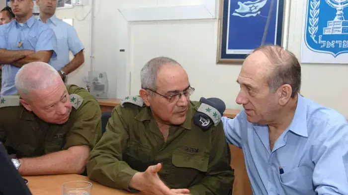 מימין, אהוד אולמרט, דן חלוץ ויואב גלנט - יולי 2006 מימין, אהוד אולמרט, דן חלוץ ויואב גלנט - יולי 2006