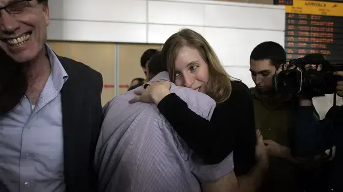 משפחות הרופאים מקבלות אותם בשדה התעופה נובמבר 2009 משפחות הרופאים מקבלות אותם בשדה התעופה נובמבר 2009