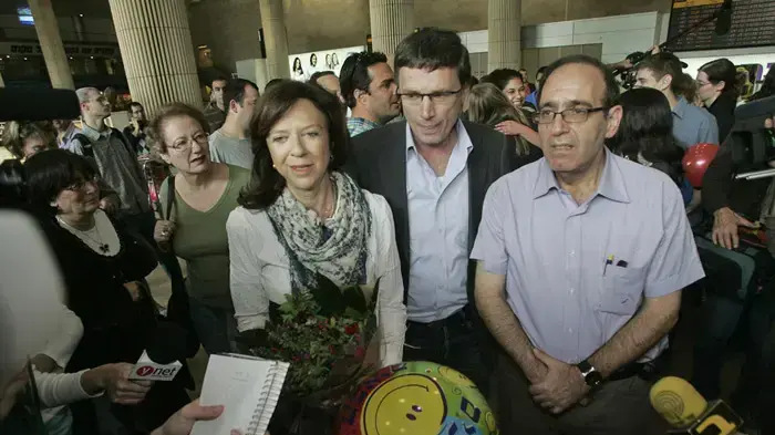 גניה זיסקינד בנחיתה מרומניה נובמבר 2009 גניה זיסקינד בנחיתה מרומניה נובמבר 2009