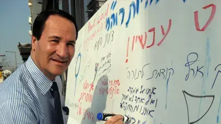 טל ברודי ואסא כשר כותבים על קיר טוקבקים
