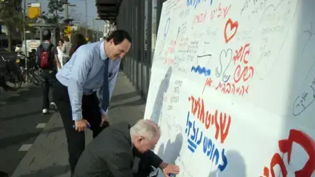 טל ברודי ואסא כשר כותבים על קיר טוקבקים