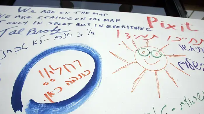 קיר גרפיטי ענק לשימוש הציבור במעוניין לכתוב מה שבראשו על המדינה כיכר מסריק תל אביב נובמבר 2009 