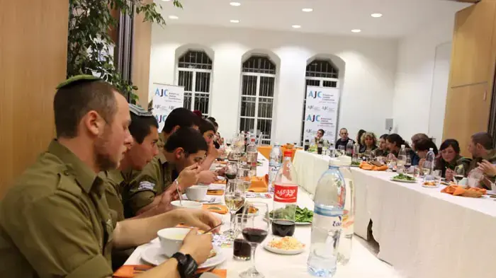 חג ההודיה לכ- 30 חיילים בודדים מארה"ב. הארוחה התקיימה במשרדי הוועד היהודי האמריקני, ירושלים נובמבר 2009 