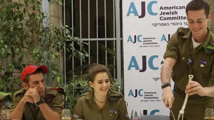 חג ההודיה לכ- 30 חיילים בודדים מארה"ב. הארוחה התקיימה במשרדי הוועד היהודי האמריקני, ירושלים נובמבר 2009 