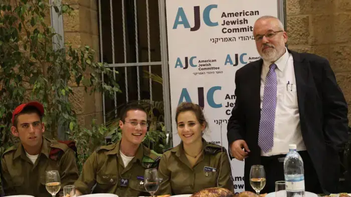 חג ההודיה לכ- 30 חיילים בודדים מארה"ב. הארוחה התקיימה במשרדי הוועד היהודי האמריקני, ירושלים נובמבר 2009 