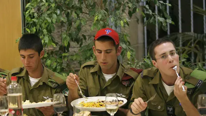 חג ההודיה לכ- 30 חיילים בודדים מארה"ב. הארוחה התקיימה במשרדי הוועד היהודי האמריקני, ירושלים נובמבר 2009 חג ההודיה לכ- 30 חיילים בודדים מארה"ב. הארוחה התקיימה במשרדי הוועד היהודי האמריקני, ירושלים נובמבר 2009