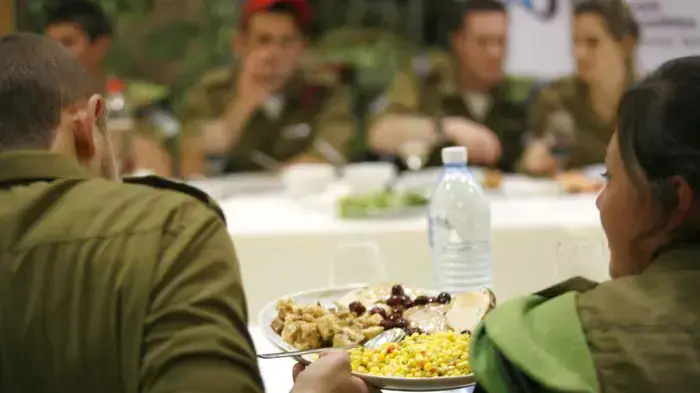 חג ההודיה לכ- 30 חיילים בודדים מארה"ב. הארוחה התקיימה במשרדי הוועד היהודי האמריקני, ירושלים נובמבר 2009 
