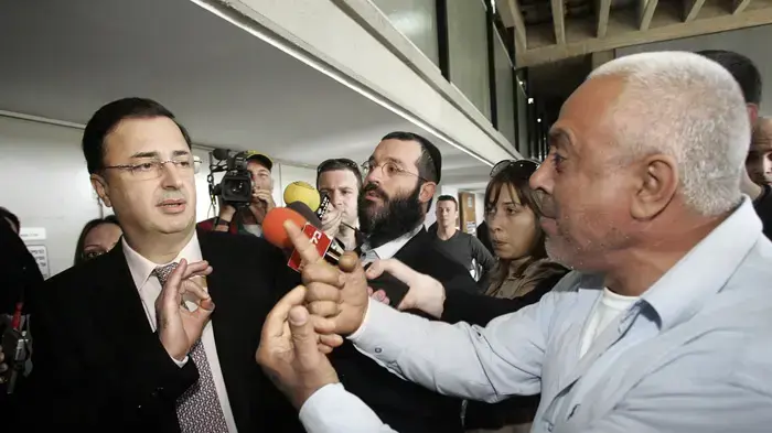 לב לבייב ביציאה מבית המשפט בתל אביב אחרי דיון בנושא אפריקה ישראל לב לבייב ביציאה מבית המשפט בתל אביב אחרי דיון בנושא אפריקה ישראל