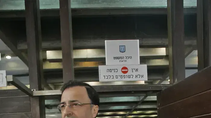 לב לבייב ביציאה מבית המשפט בתל אביב אחרי דיון בנושא אפריקה ישראל לב לבייב ביציאה מבית המשפט בתל אביב אחרי דיון בנושא אפריקה ישראל