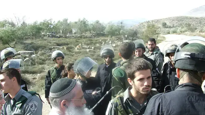 מתנחלים באלון מורה בזמן חלוקת הצווים באזור מתנחלים באלון מורה בזמן חלוקת הצווים באזור