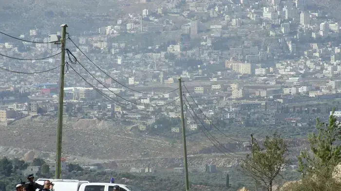 מתנחלים באלון מורה בזמן חלוקת הצווים באזור מתנחלים באלון מורה בזמן חלוקת הצווים באזור