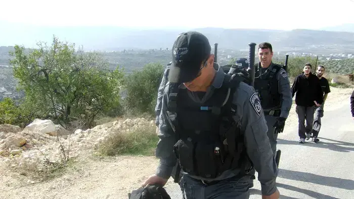 מתנחלים באלון מורה בזמן חלוקת הצווים באזור מתנחלים באלון מורה בזמן חלוקת הצווים באזור