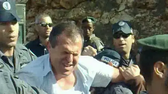 אבי נעים ראש מועצת בית אריה-עופרים בעת האימות עם השוטרים אבי נעים ראש מועצת בית אריה-עופרים בעת האימות עם השוטרים