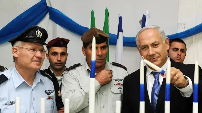 ראש הממשלה בנימין נתניהו מדליק נר חנוכה עם חיילי צה"ל, הרמטכ"ל וראש אמ"ו ראש הממשלה בנימין נתניהו מדליק נר חנוכה עם חיילי צה"ל, הרמטכ"ל וראש אמ"ו