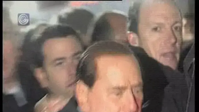 סילביו ברלוסקוני הותקף ונפצע בכיכר דו אומו. 