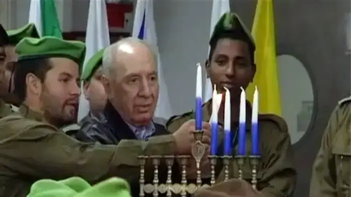 הנשיא פרס והרמטכ"ל הדליקו נרות עם חיילי צה"ל