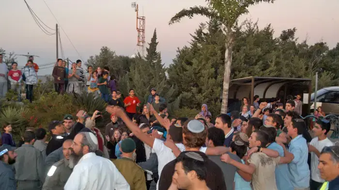 מאבק בהתנחלות צופים של מתיישיב שומרון עם כוחות הבטחון מאבק בהתנחלות צופים של מתיישיב שומרון עם כוחות הבטחון