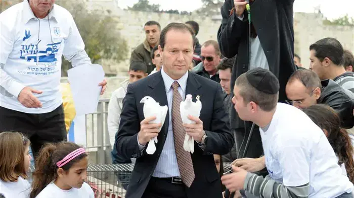 ניר ברקת, ראש עיריית ירושלים הפרחת  יונים לגלעד שליט בחומות העיר העתיקה