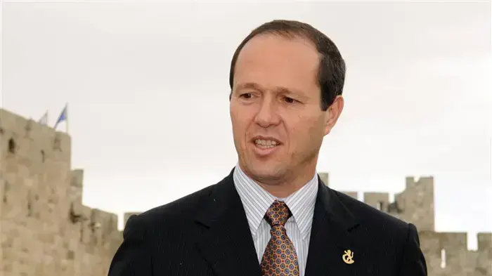 ילדי ירושלים מפריחים יונים לגלעד שליט בחומות העיר העתיקה