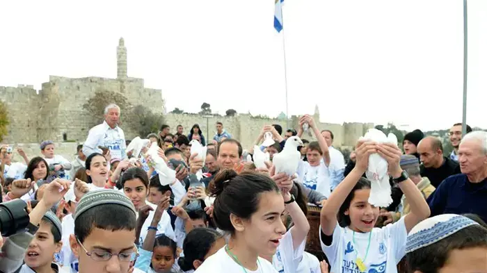 ילדי ירושלים מפריחים יונים לגלעד שליט בחומות העיר העתיקה