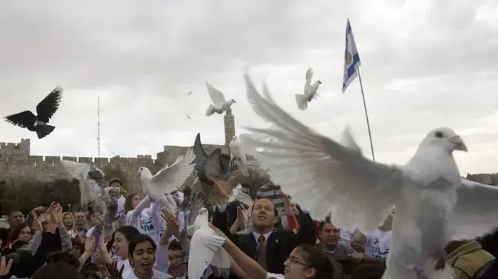 ראש עיריית ירושלים ניר ברקת משגר יונים לבנות לשמיים יחד עם ילדים יהודים וערבים